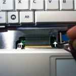 Den Steckverbinder für die Tastatur auf beiden Seiten öffnen