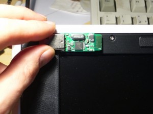 Der Bluetooth-Adapter über dem EEE-Displayrahmen