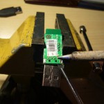 Der USB-Stecker wird aus dem Adapter gelötet