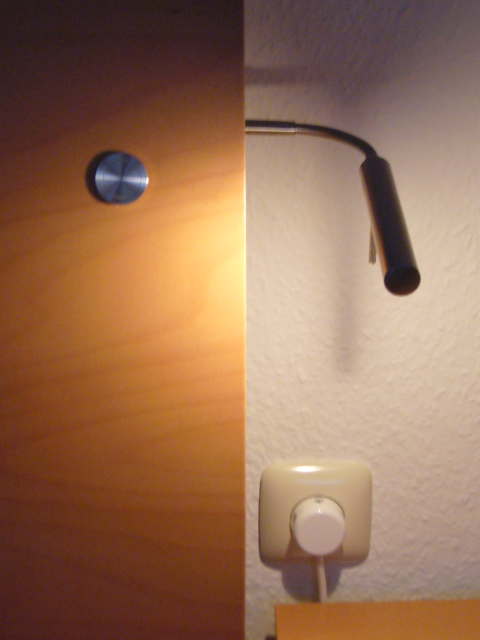 So sieht's aus: die Lampe ist hinterm Bett verschwunden, der Metallknopf dient als Sensor
