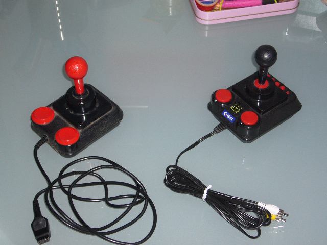Links: originaler Competition Pro, rechts: C64 DTV - das 8-Bit-Retro-Joytoy