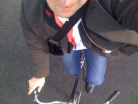 Freihändig von oben aufs Fahrrad fotografiert
