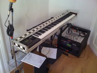 Krachmacherecke: Keyboard und Rack Krachmacherecke: Masterkeyboard Doepfer LMK3 ohne eigene Klangerzeugung, die passiert in dem kleinen Rack: ein analog-fetter Oberheim Matrix 1000 (ca. 1990) und ein E-Mu ESI4000 Sampler mit hysterisch-historischer SCSI-Wechselfestplatte Iomega JAZ. Ein analoger Rackmischer und ein moderner USB-Soundadapter von M-Audio vervollständigen die Spielecke.