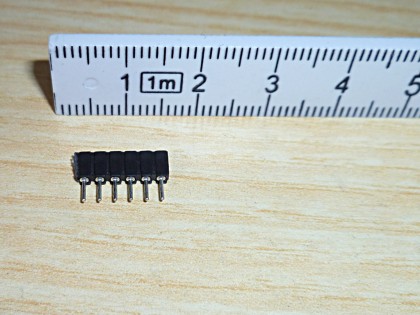 I used this type of socket strip with turned contacts rather than the usual square type because they can double as a male or a female connector. You can just as well use a regular 6-pin socket and a 6-pin grid stripe connector, as long as they are in the 1.27mm grid. 