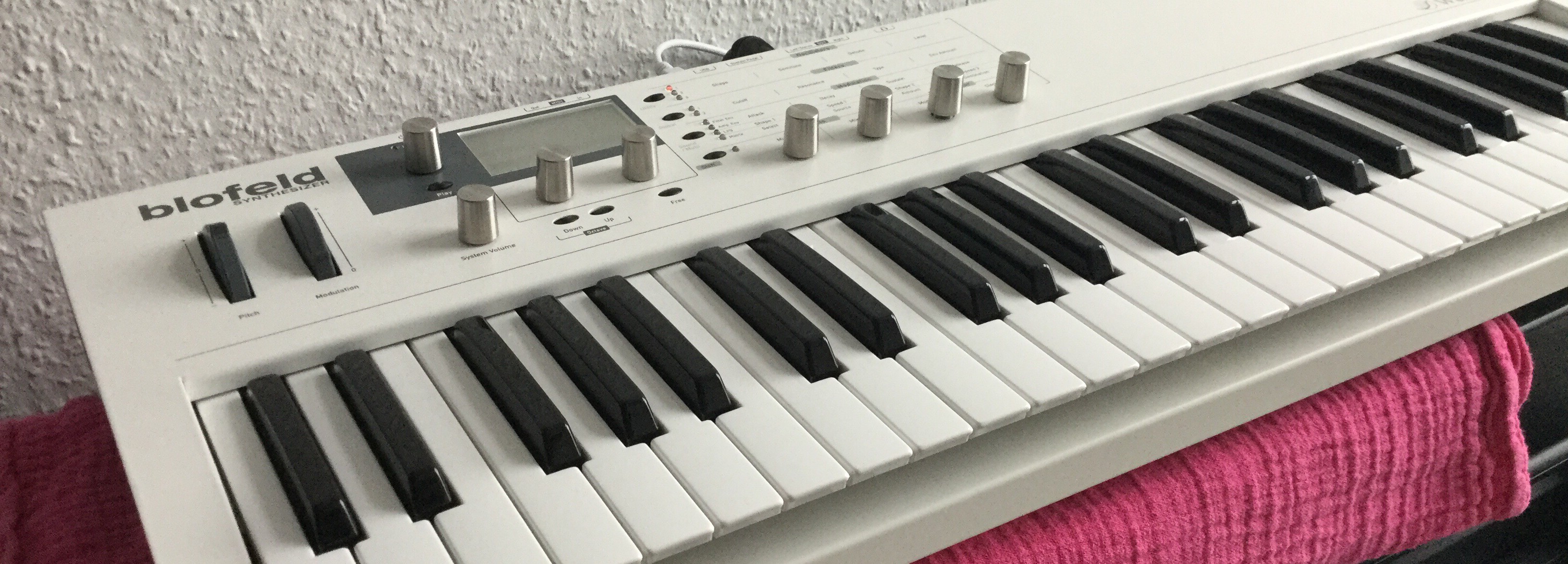 Waldorf Blofeld keyboard white